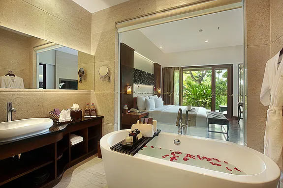 Beach Room im Hotel The Seminyak, balinesische Eleganz kombiniert mit allem Komfort