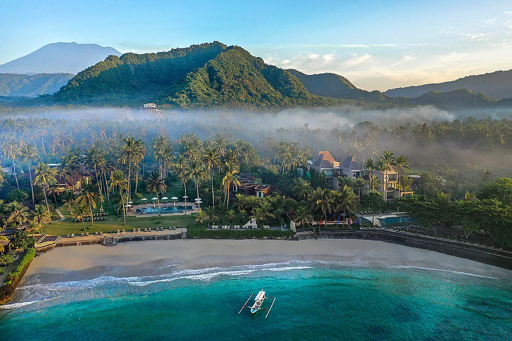 Hotel Candi Beach Resort & Spa auf Bali, umgeben von grüner Hügeln