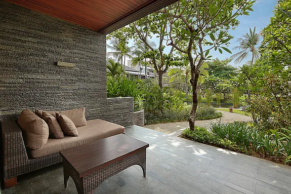 Beach Room mit Terrasse und Blick in den üppigen Tropengarten