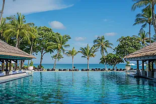 Herrlicher Blick vom Hotelpool aus auf Palmen und Meer in Jimbaran