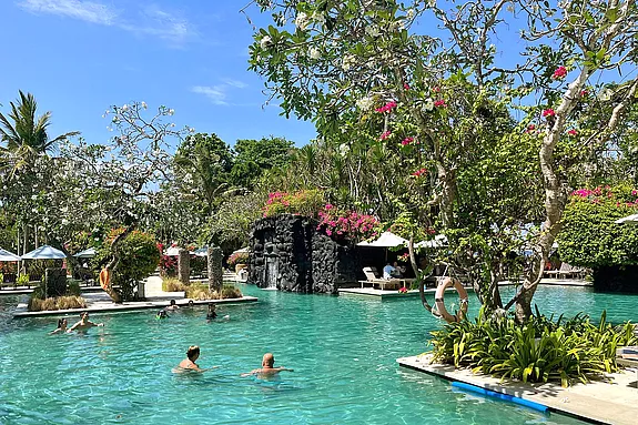 Badende im Pool des Hotel Hyatt Regency, umgeben von Bougainvilleas und Frangipani