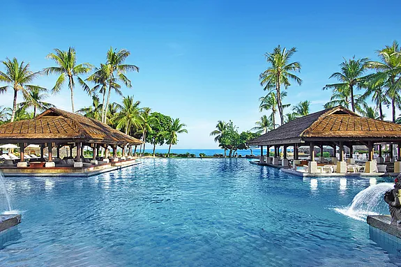 Grosse Poolanlagen im Hotel versprechen entspannte Bali Badeferien