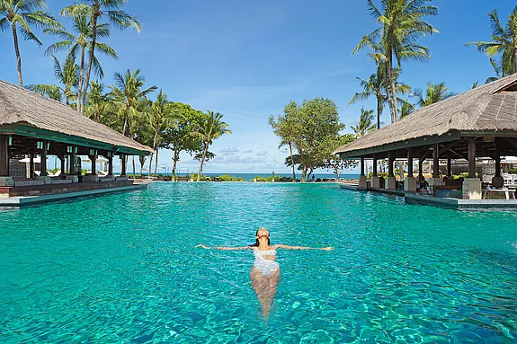 Poolanlage mit Meerblick im InterContinental Bali Resort auf Bali